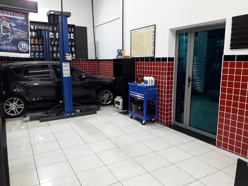 Box de serviço da oficina, com o carro no elevador